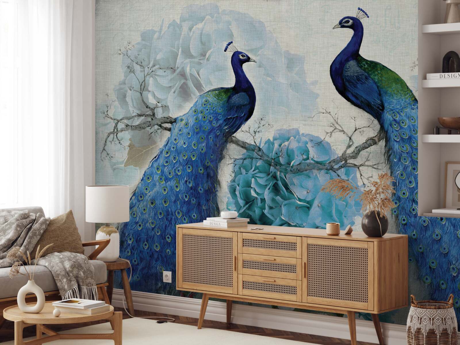 Papier peint paons avec des plumes bleues sur des fleurs de la même teinte