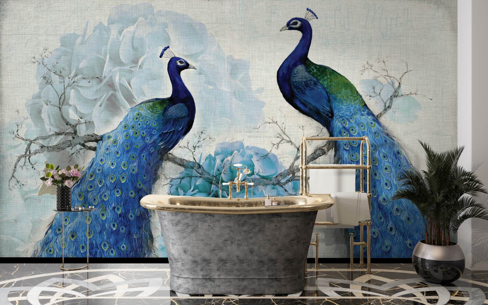 Papier peint paons avec des plumes bleues sur des fleurs de la même teinte
