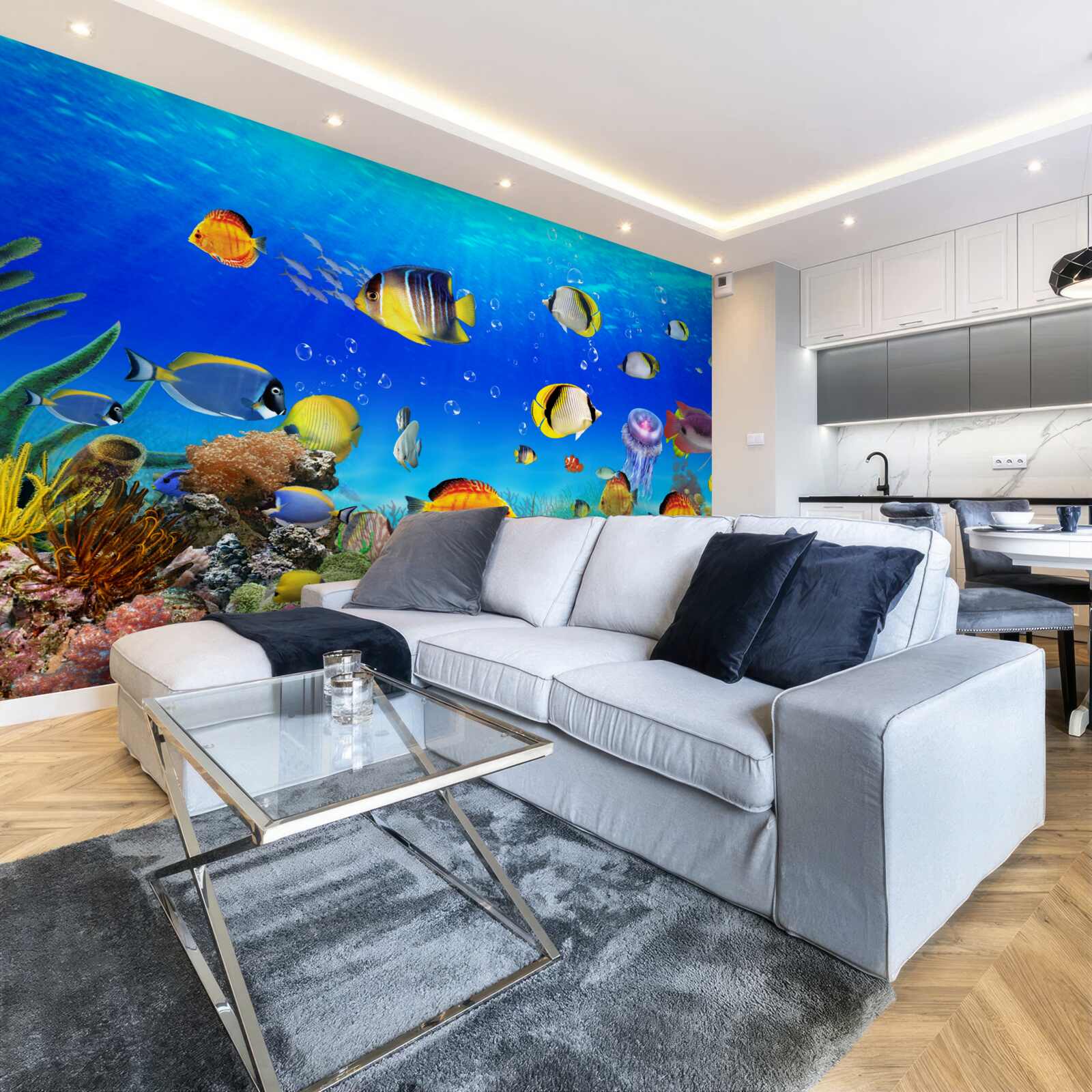 Papier peint poisson coloré dans l'eau bleue