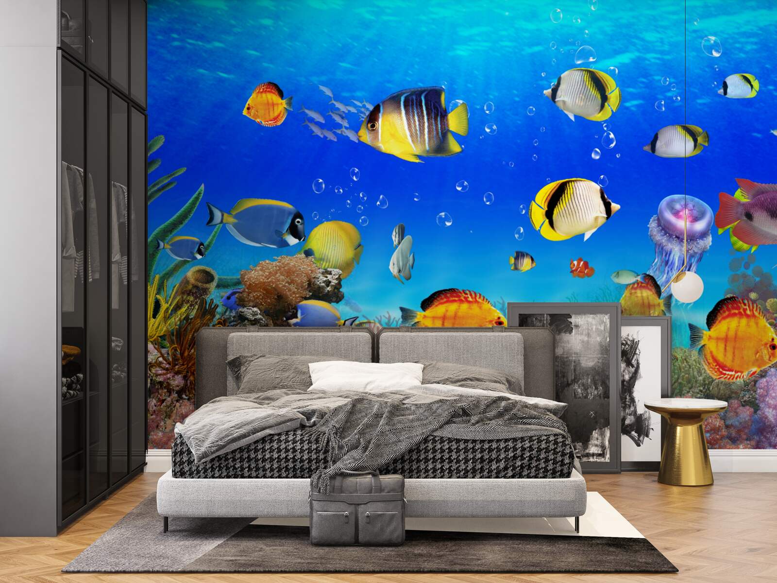 Papier peint poisson coloré dans l'eau bleue