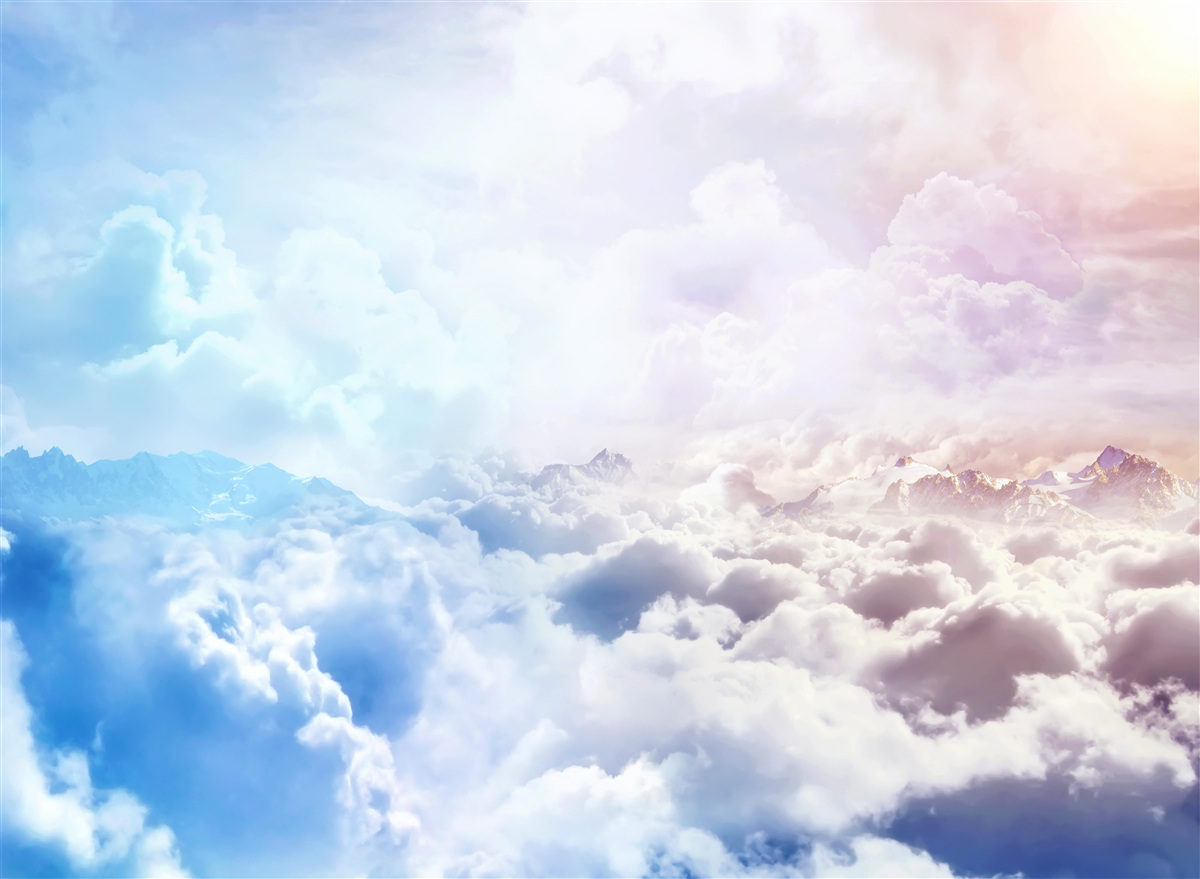 Papier peint un firmament de nuages dans les tons roses et bleus