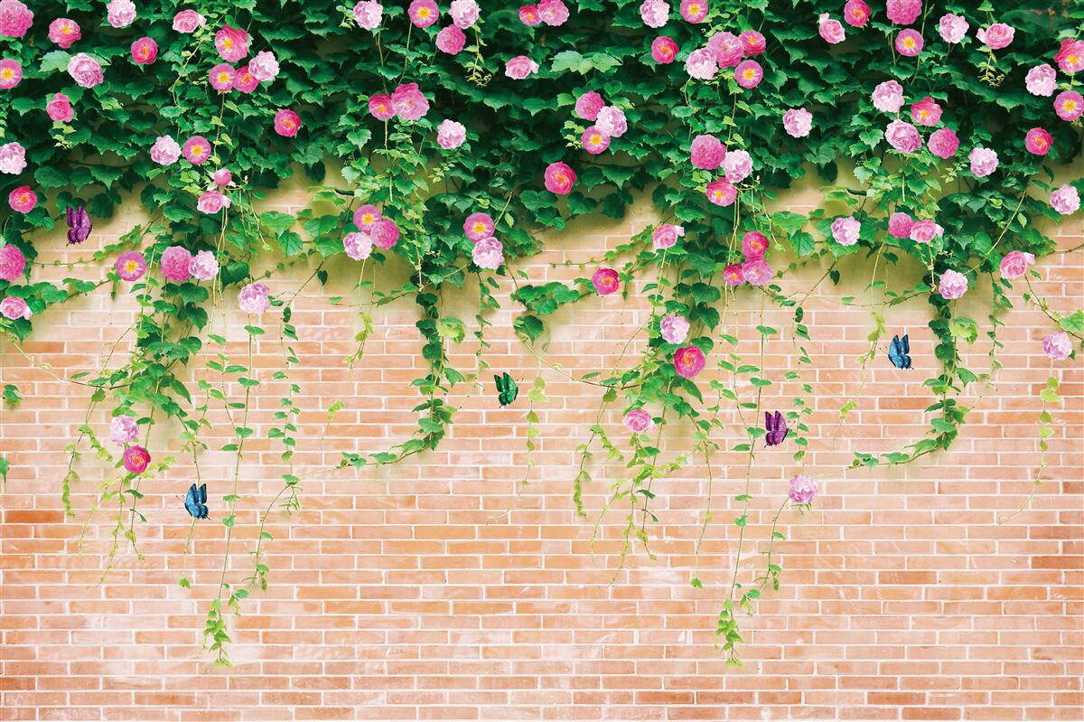 Papier peint roses roses sur un mur de briques