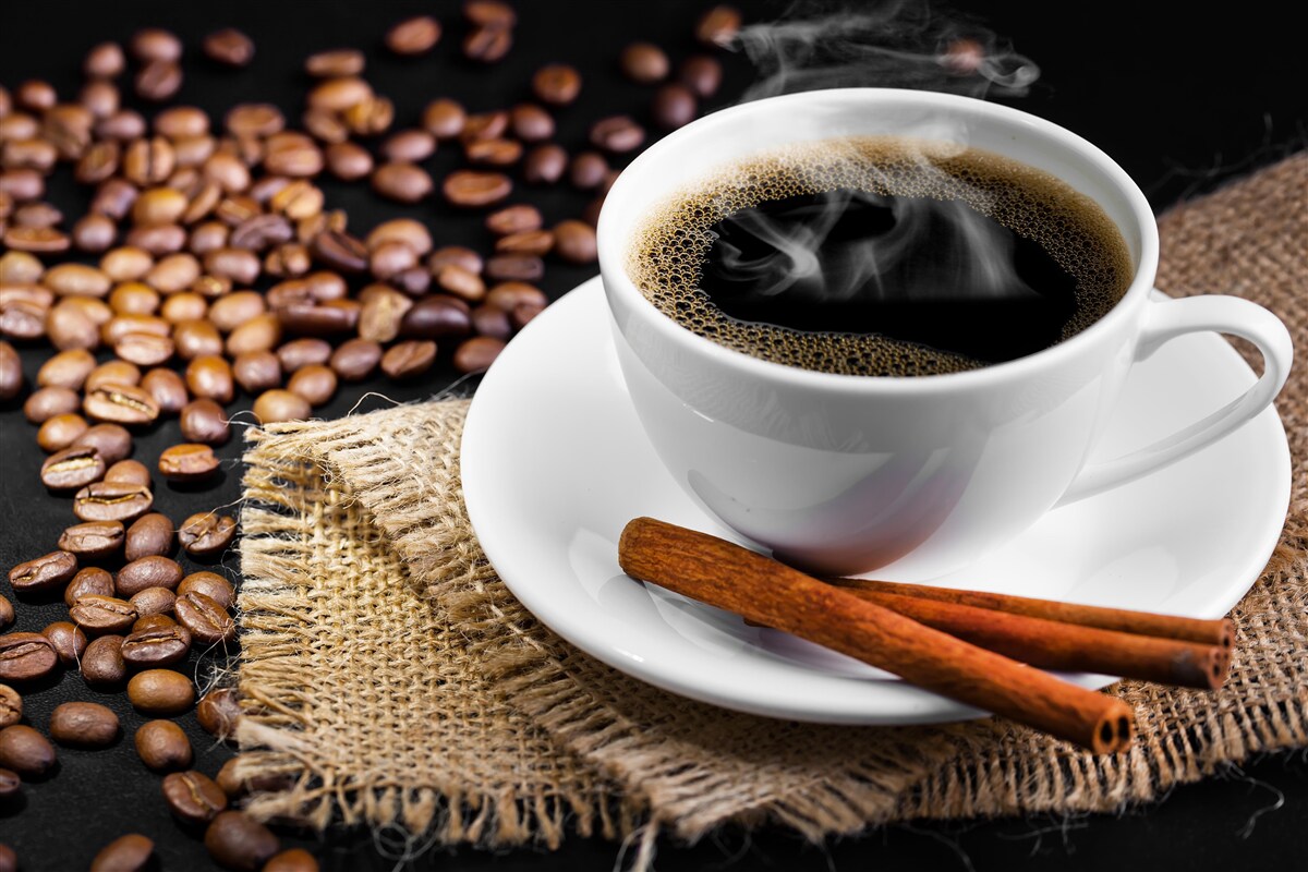Papier peint tasse de café avec des brins de cannelle