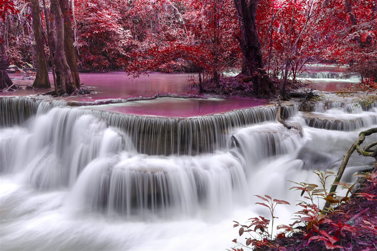 Papier peint chute d'eau automnale dans la forêt en couleurs rouges