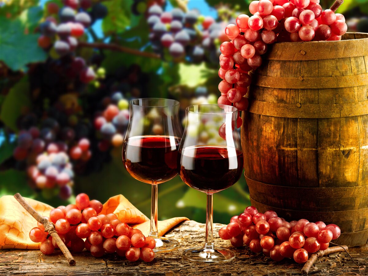 Papier peint les grappes de raisin forment la toile de fond des verres à vin remplis de vin