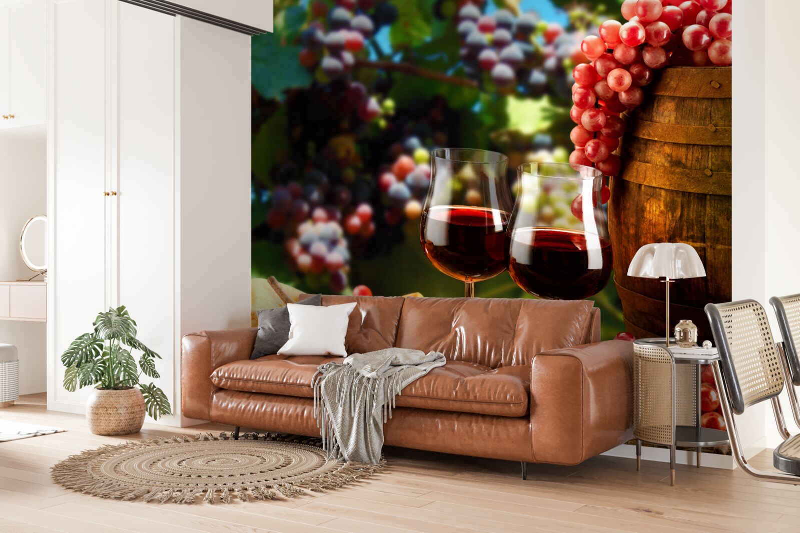 Papier peint les grappes de raisin forment la toile de fond des verres à vin remplis de vin