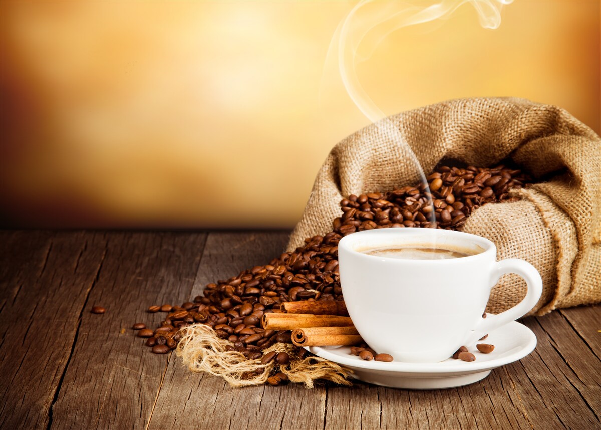 Papier peint une tasse de café énergisant et aromatique
