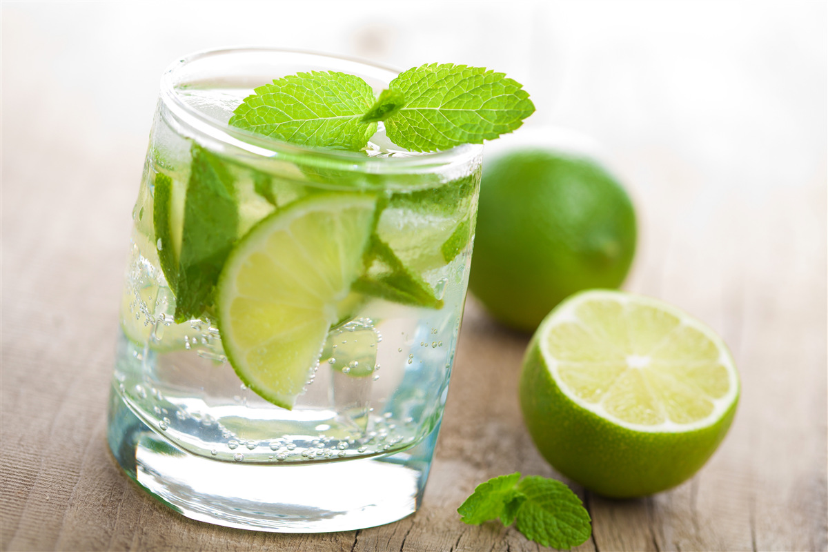 Papier peint verre d'eau avec du citron vert et de la menthe