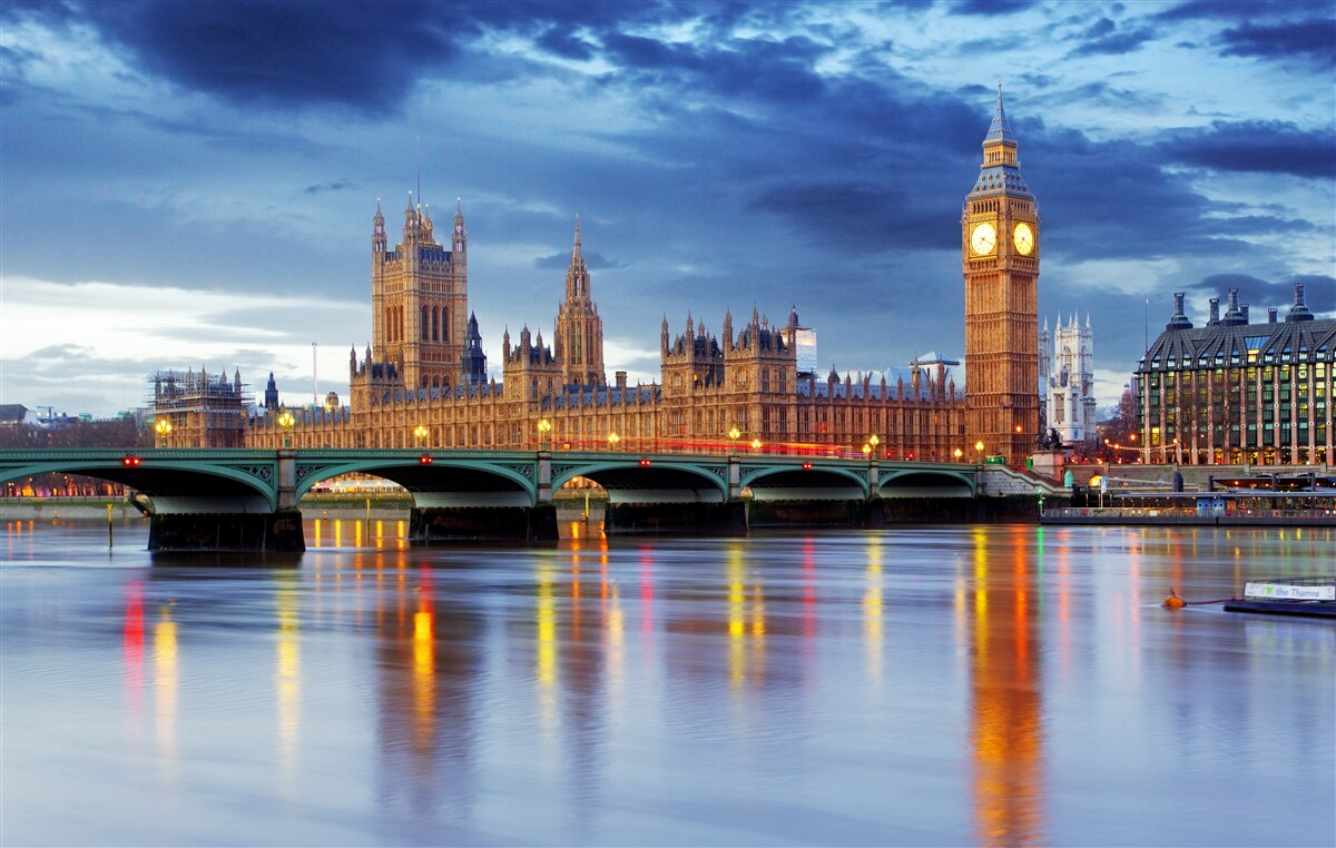 Papier peint reflet du parlement britannique dans l'eau de la rivière