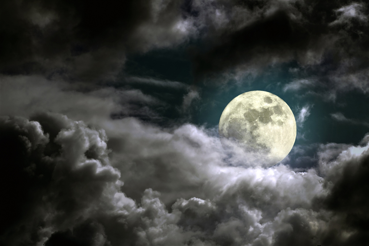 Papier peint pleine lune au-dessus des nuages, attirant l'attention par sa beauté
