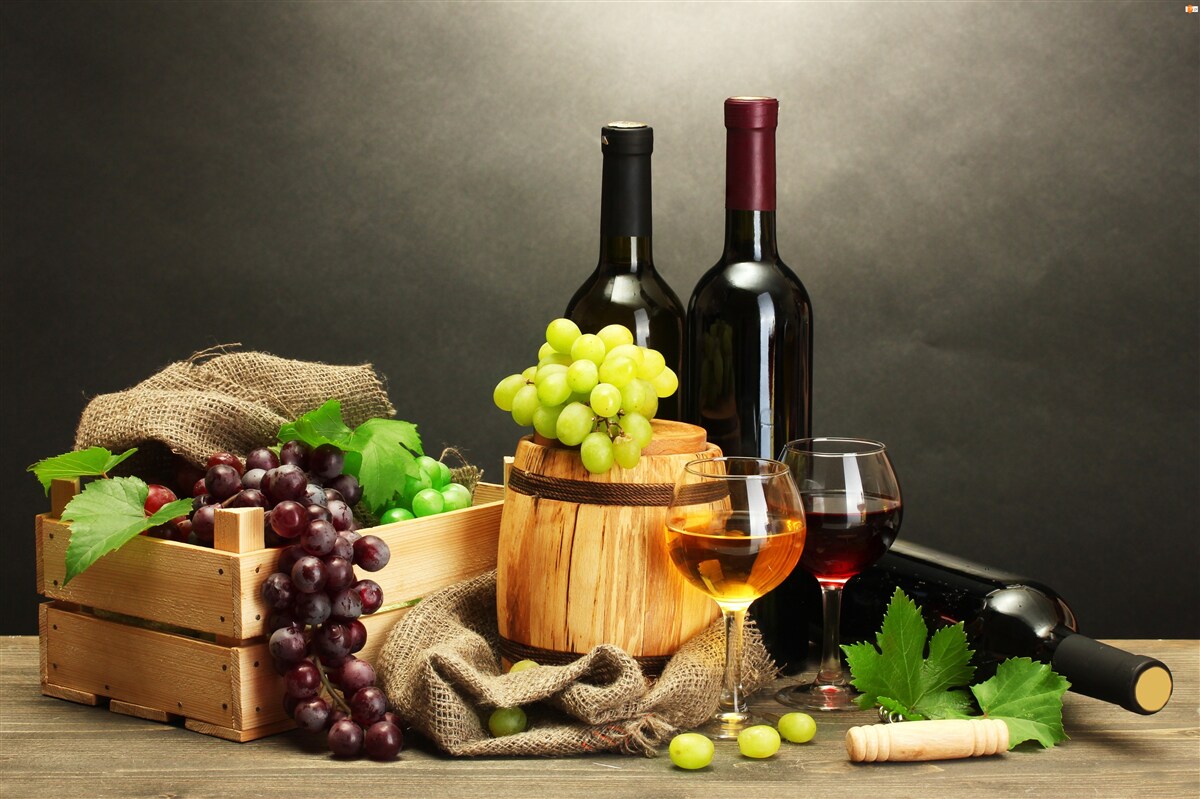 Papier peint des grappes de raisin et un verre de vin