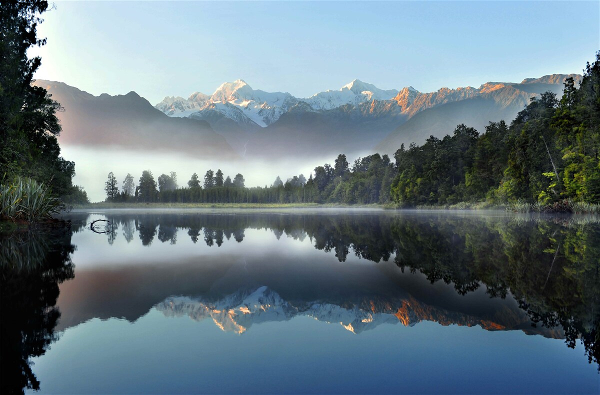 Papier peint le sommet d'un lac de montagne est couvert de brume