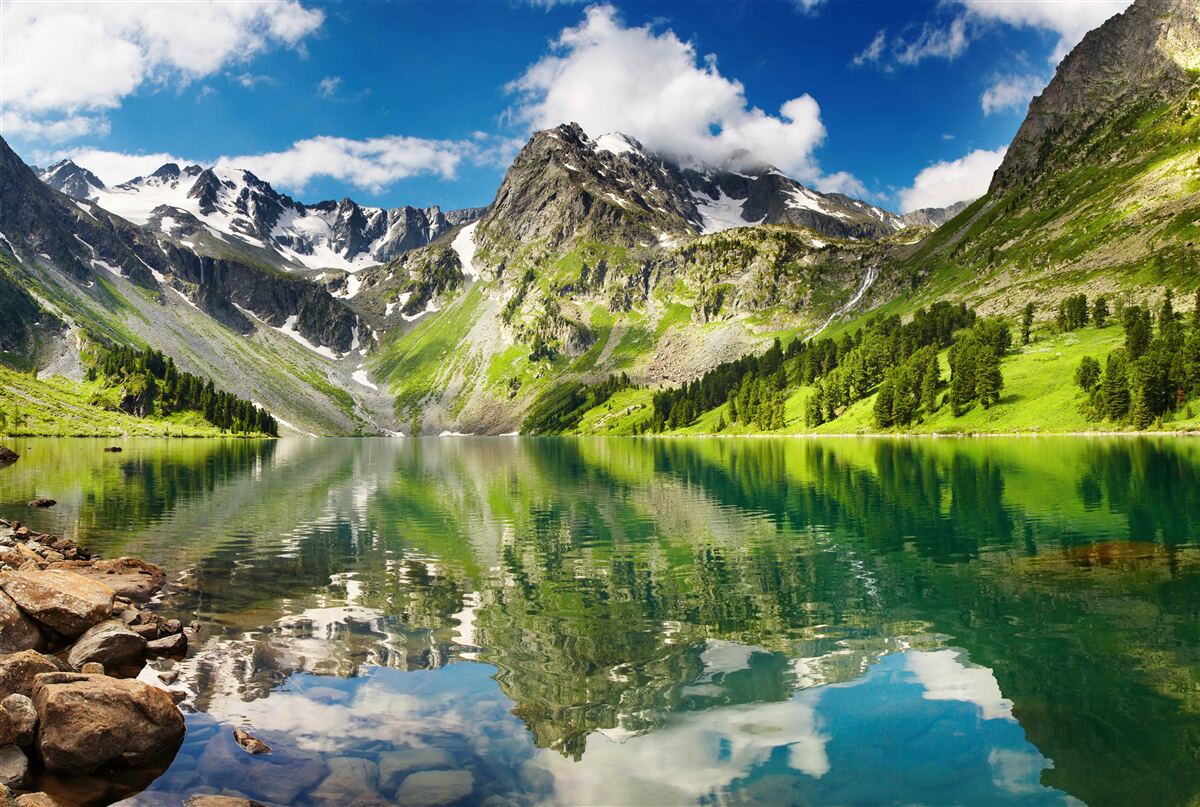 Papier peint les eaux calmes d'un lac de montagne par une journée d'été