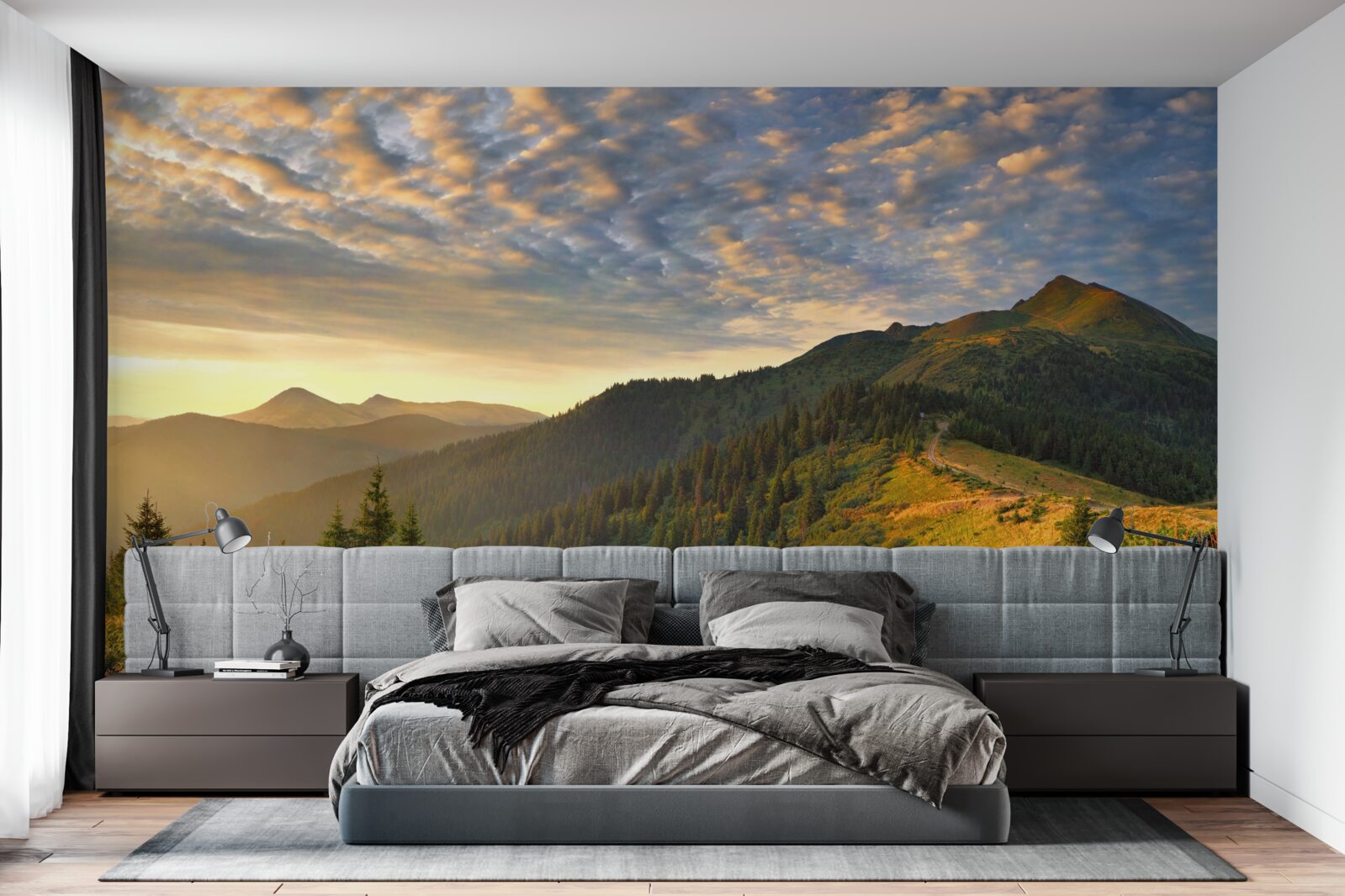 Papier peint les nuages au-dessus des montagnes sont peints dans les couleurs chaudes du coucher de soleil