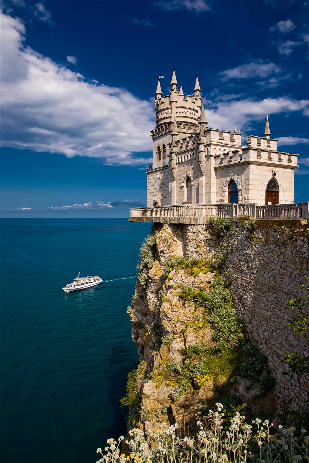 Papier peint forteresse au bord d'une falaise maritime
