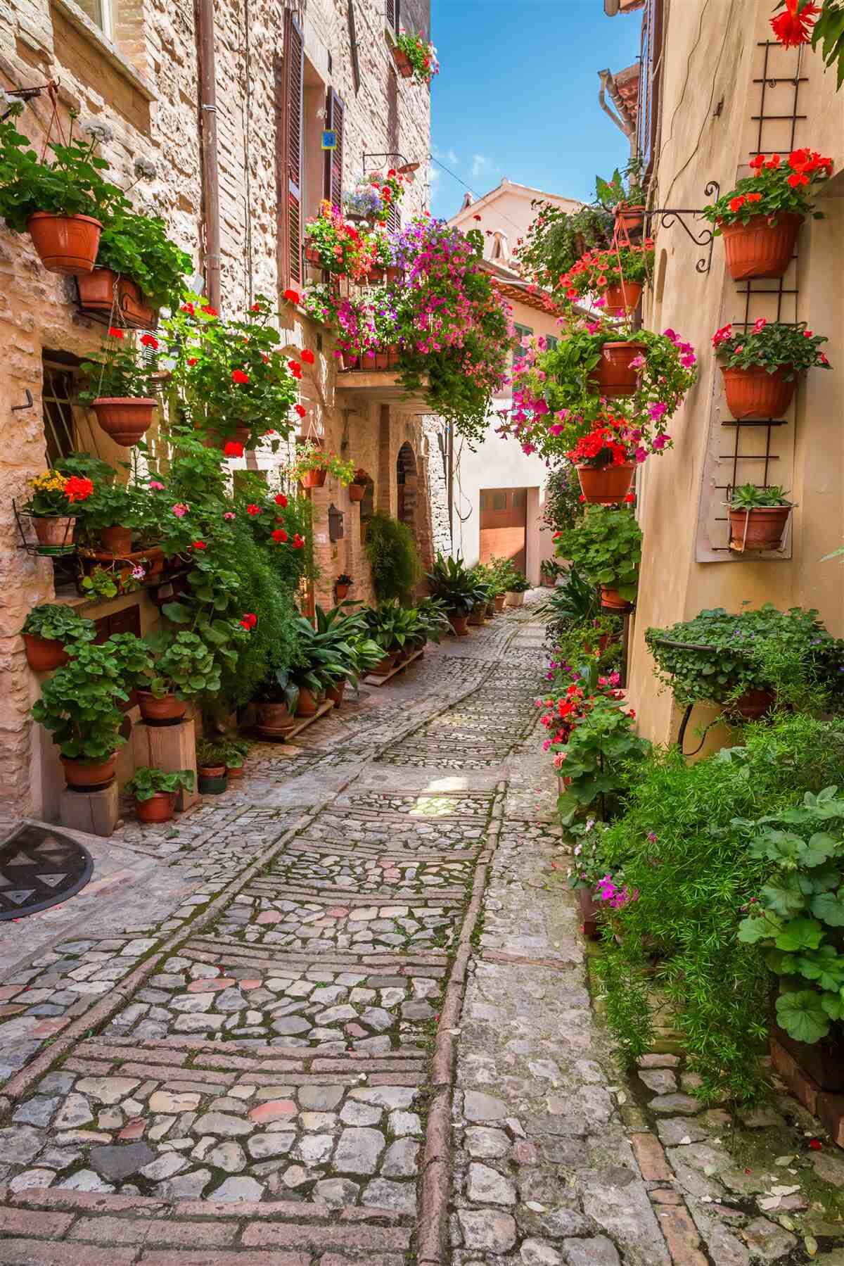 Papier peint vieille rue avec un trottoir en pierre
