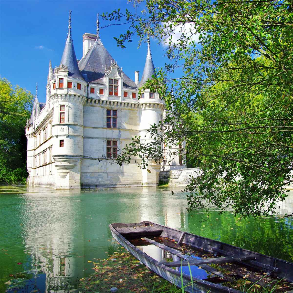 Papier peint le palais d'été est situé au bord d'un lac