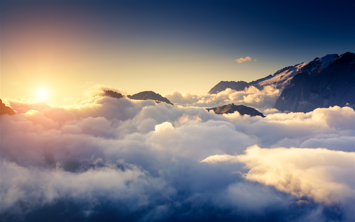 Papier peint les nuages à l'horizon absorbent le soleil couchant