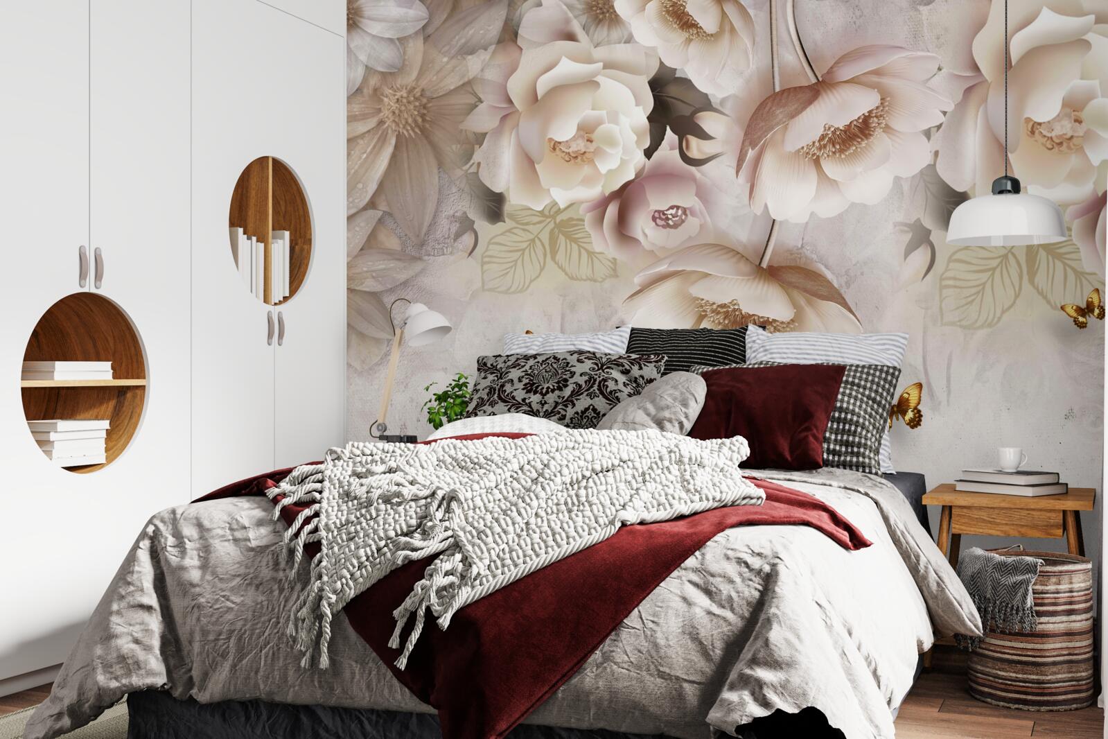 Papier peint roses dans les tons crème et papillons clairs