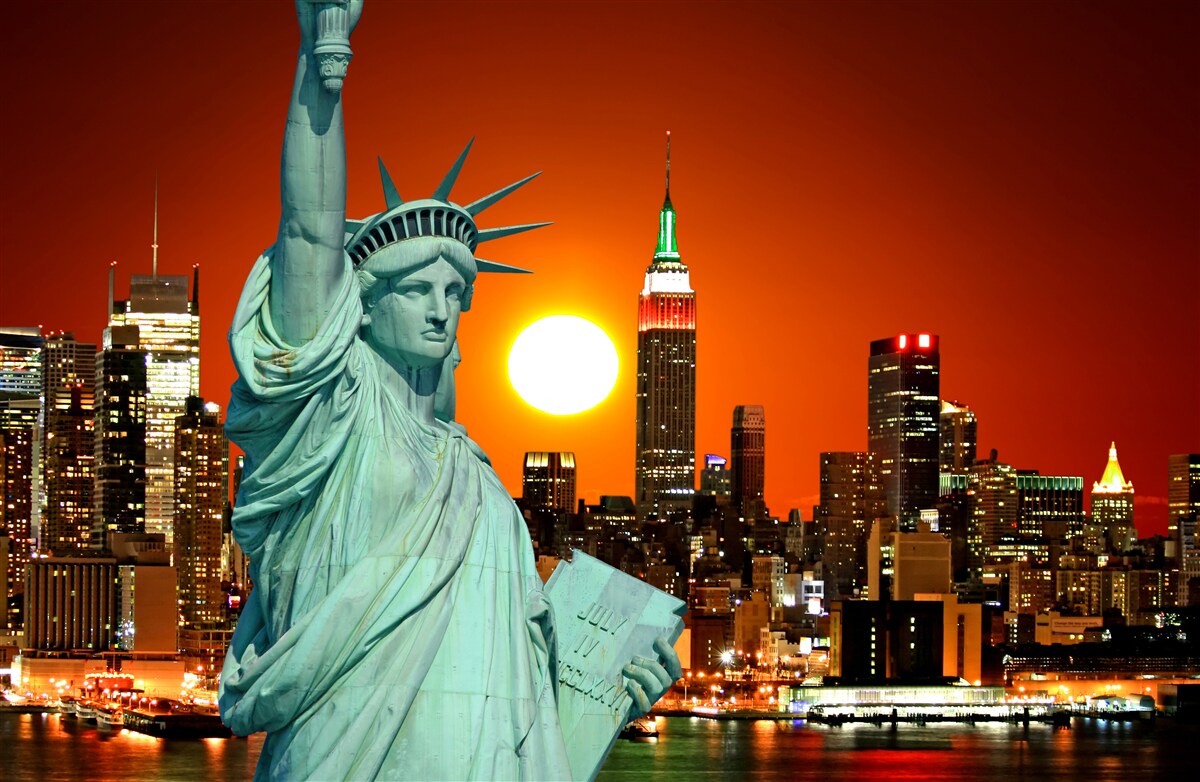 Papier peint le coucher de soleil illumine la statue de la liberté