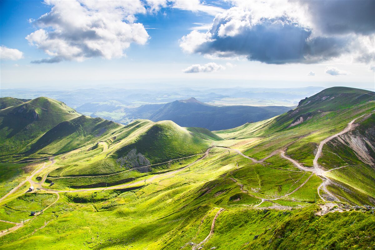 Papier peint sentiers de randonnée le long des sommets montagneux