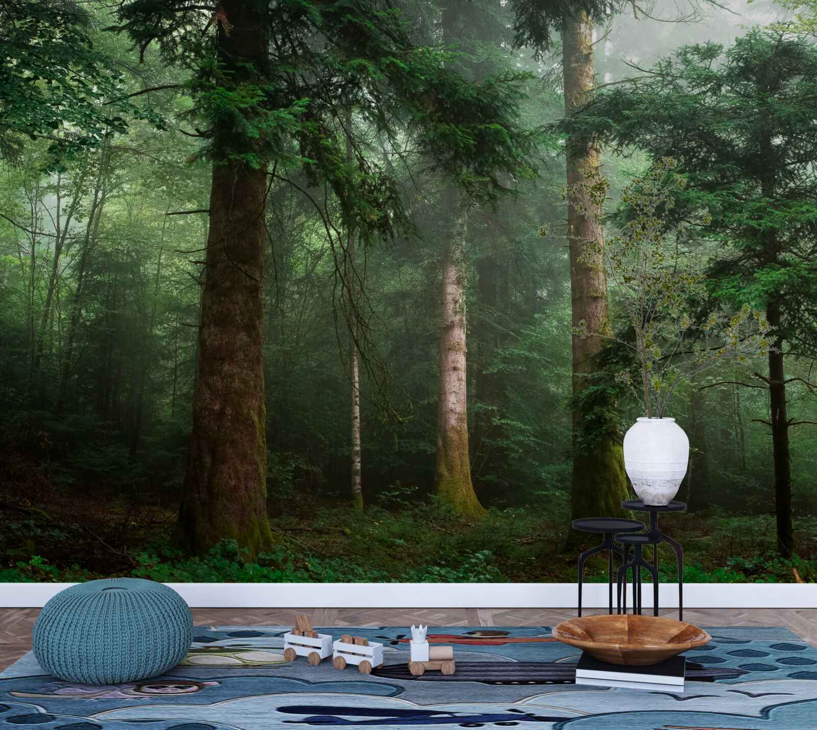Papier peint la vieille forêt de conifères est enveloppée d'un épais brouillard