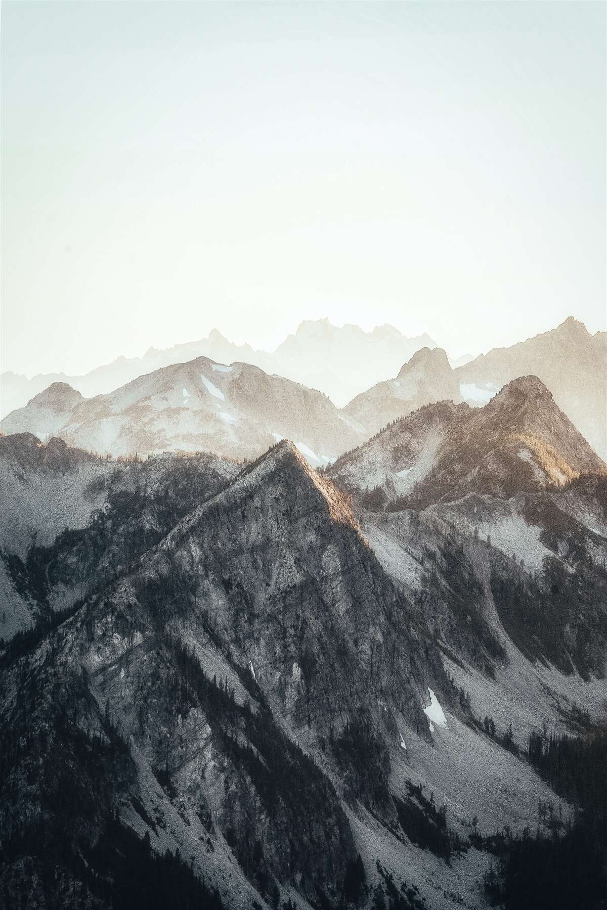 Papier peint dans la journée, les sommets enneigés des montagnes ont un air spirituel