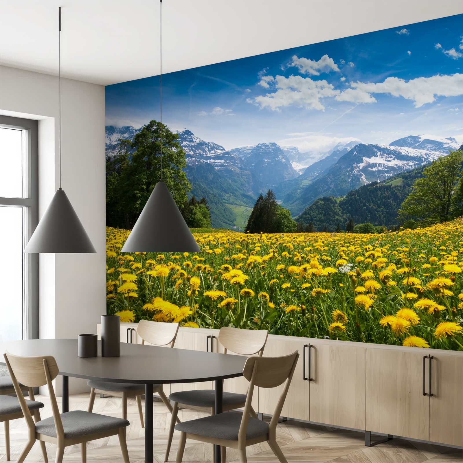 Papier peint paysage de montagne avec un champ de coquelicots décoré de pissenlits jaunes