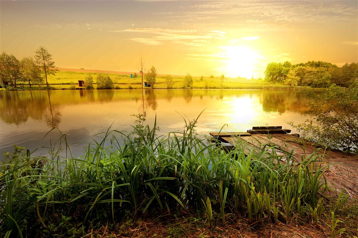 Papier peint lever de soleil sur un lac tranquille