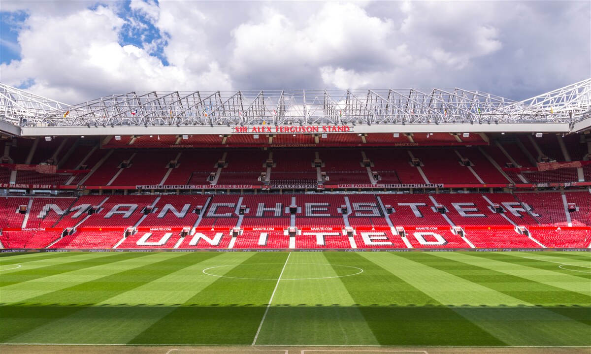 Papier peint un grand terrain de football et une immense tribune