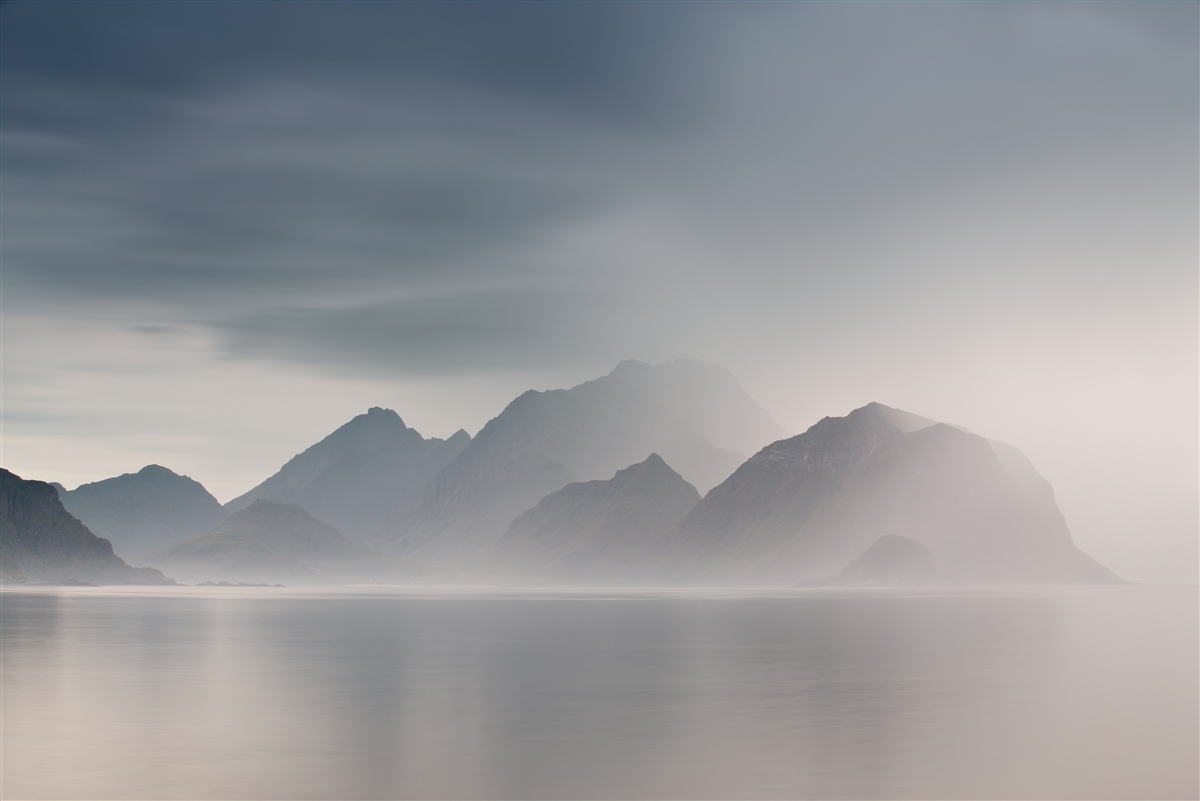 Papier peint un brouillard épais descend dans les eaux menant aux montagnes
