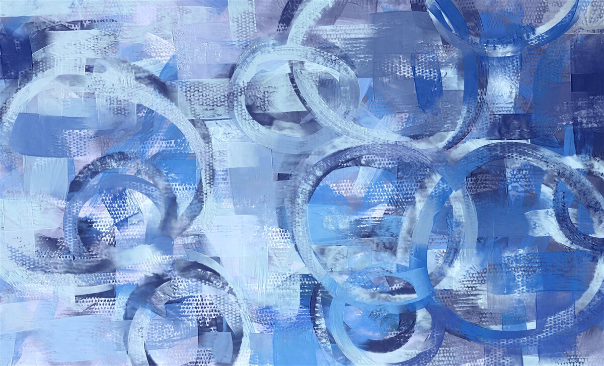 Papier peint anneaux d'eau sur une surface bleue