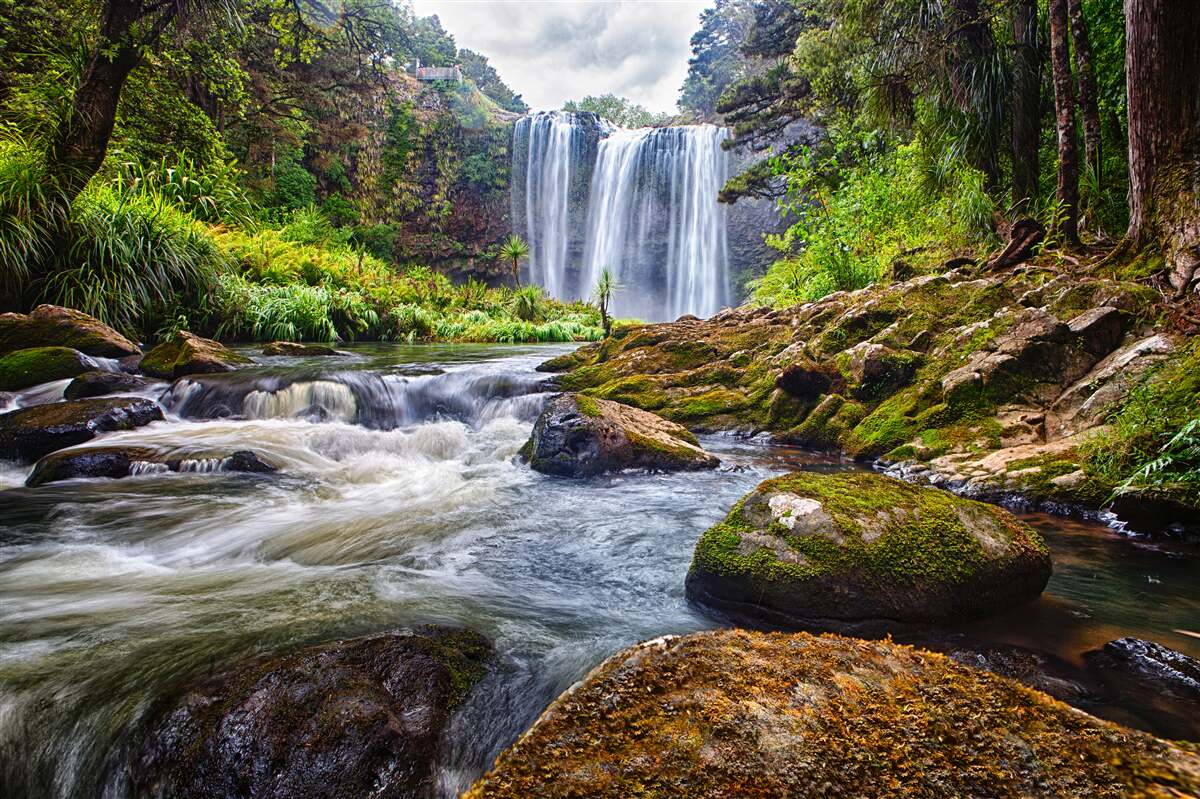 Papier peint une charmante cascade située au milieu de la forêt
