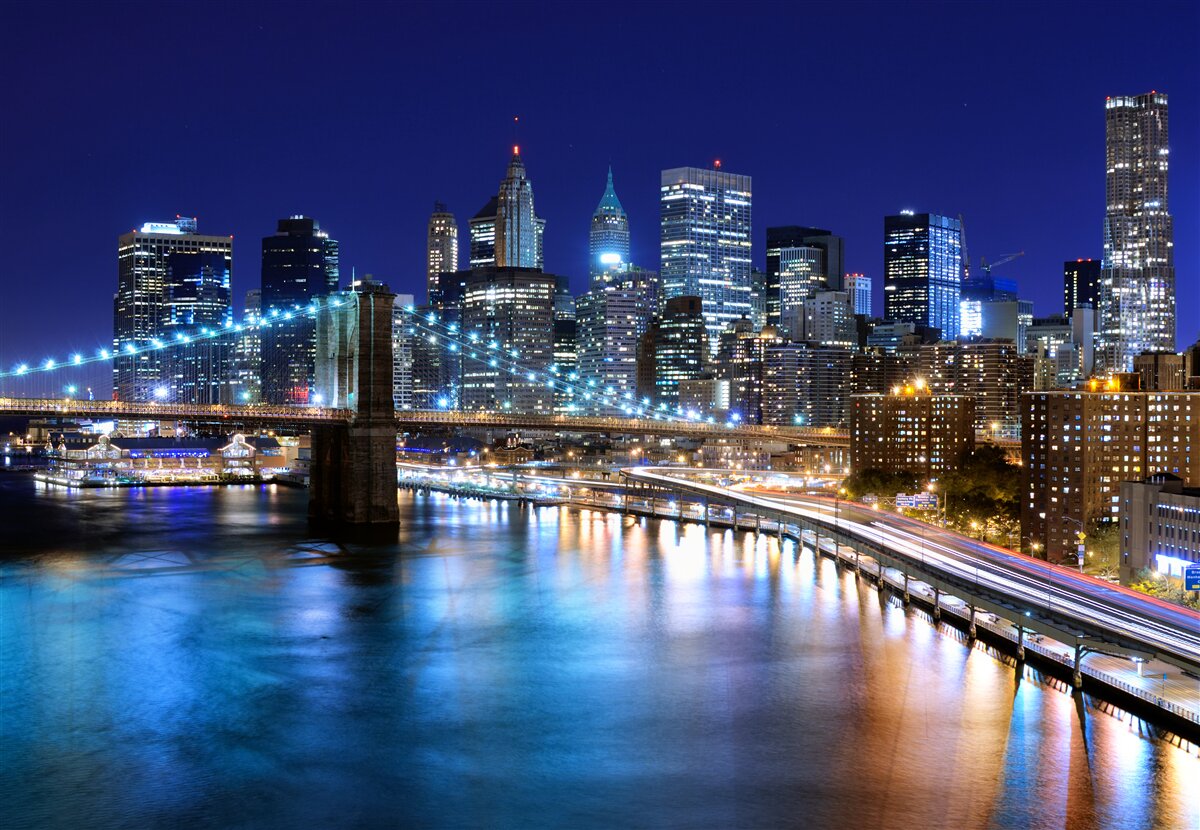 Papier peint Les lumières illuminent le pont et la ville la nuit