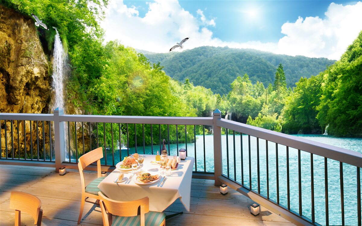 Papier peint Petit-déjeuner dans un cadre romantique avec vue sur une cascade