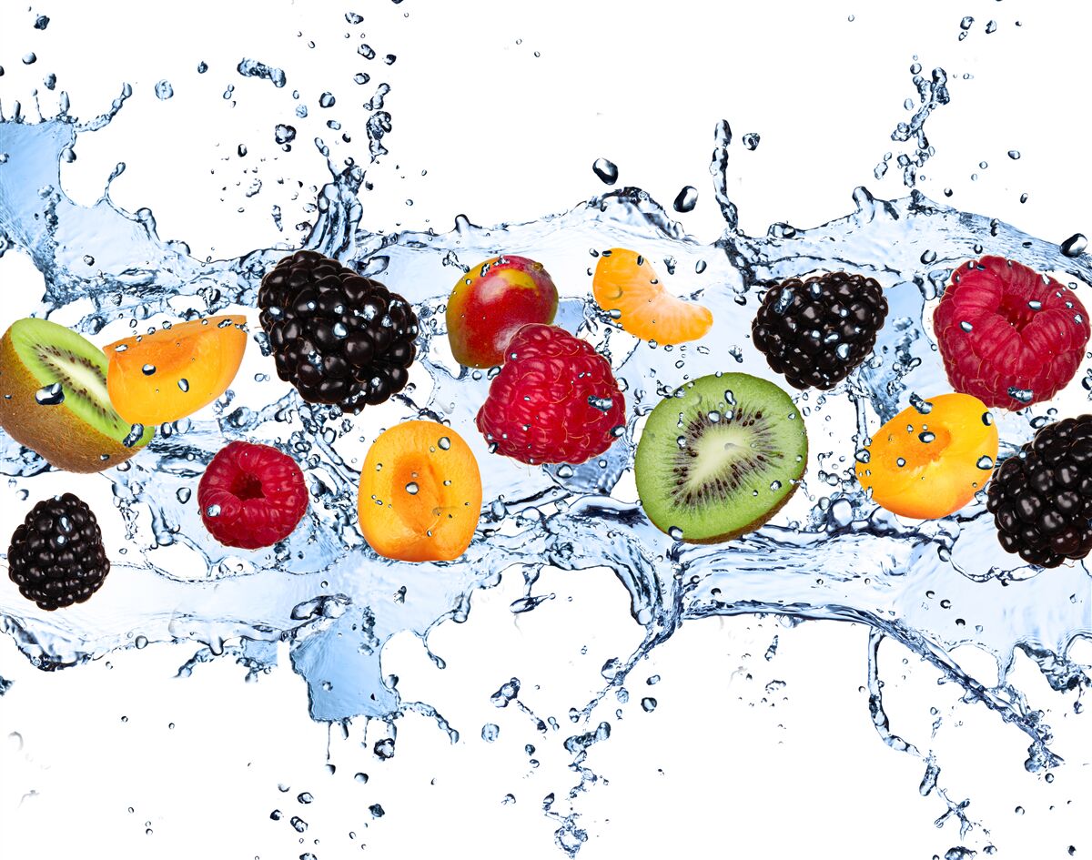 Papier peint les fruits coupés en morceaux et flottant dans l'eau étaient saturés d'humidité