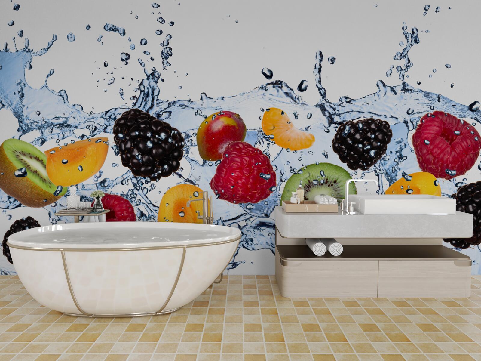 Papier peint les fruits coupés en morceaux et flottant dans l'eau étaient saturés d'humidité