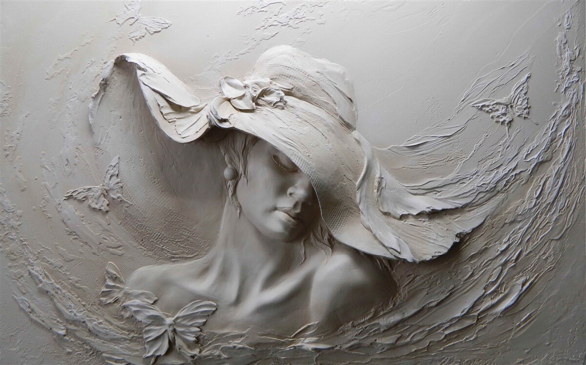 Papier peint sur le mur, une image sculptée d'une fille portant un chapeau