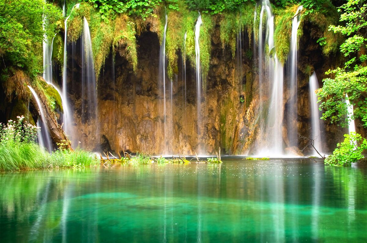 Papier peint une belle cascade dans les montagnes