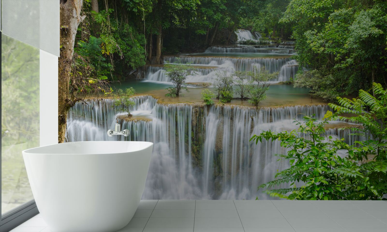 Papier peint une cascade majestueuse d'où l'eau tombe rapidement avec un bruit assourdissant