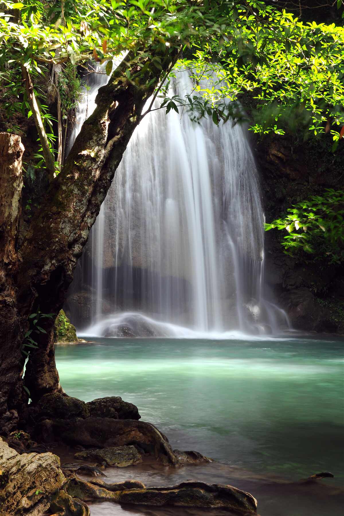 Papier peint erawan, une chute d'eau dans la zone forestière de la thaïlande, est située à kanchanaburi