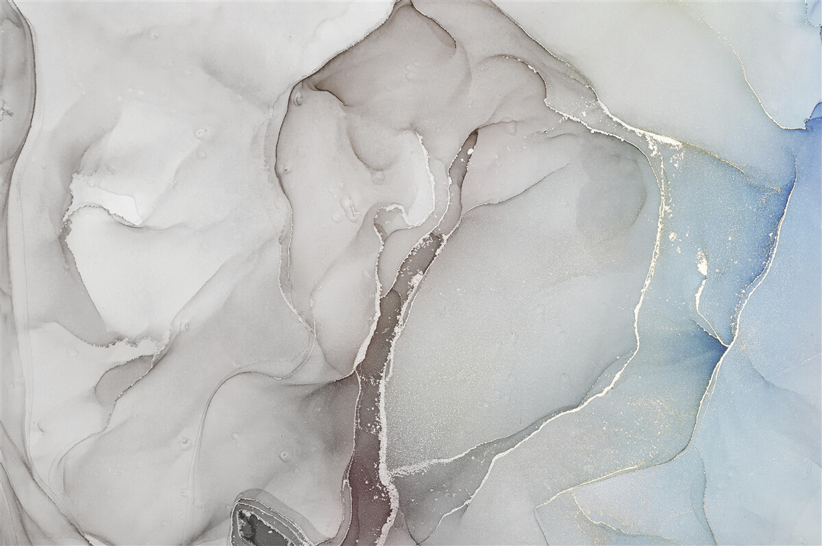Papier peint marbre gris clair entrecoupé de tons dorés et bleus