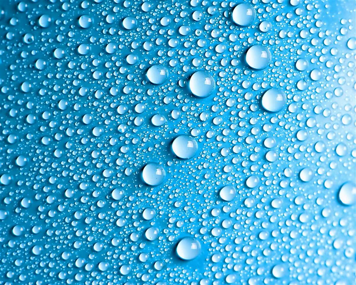 Papier peint grosses gouttes sur fond bleu
