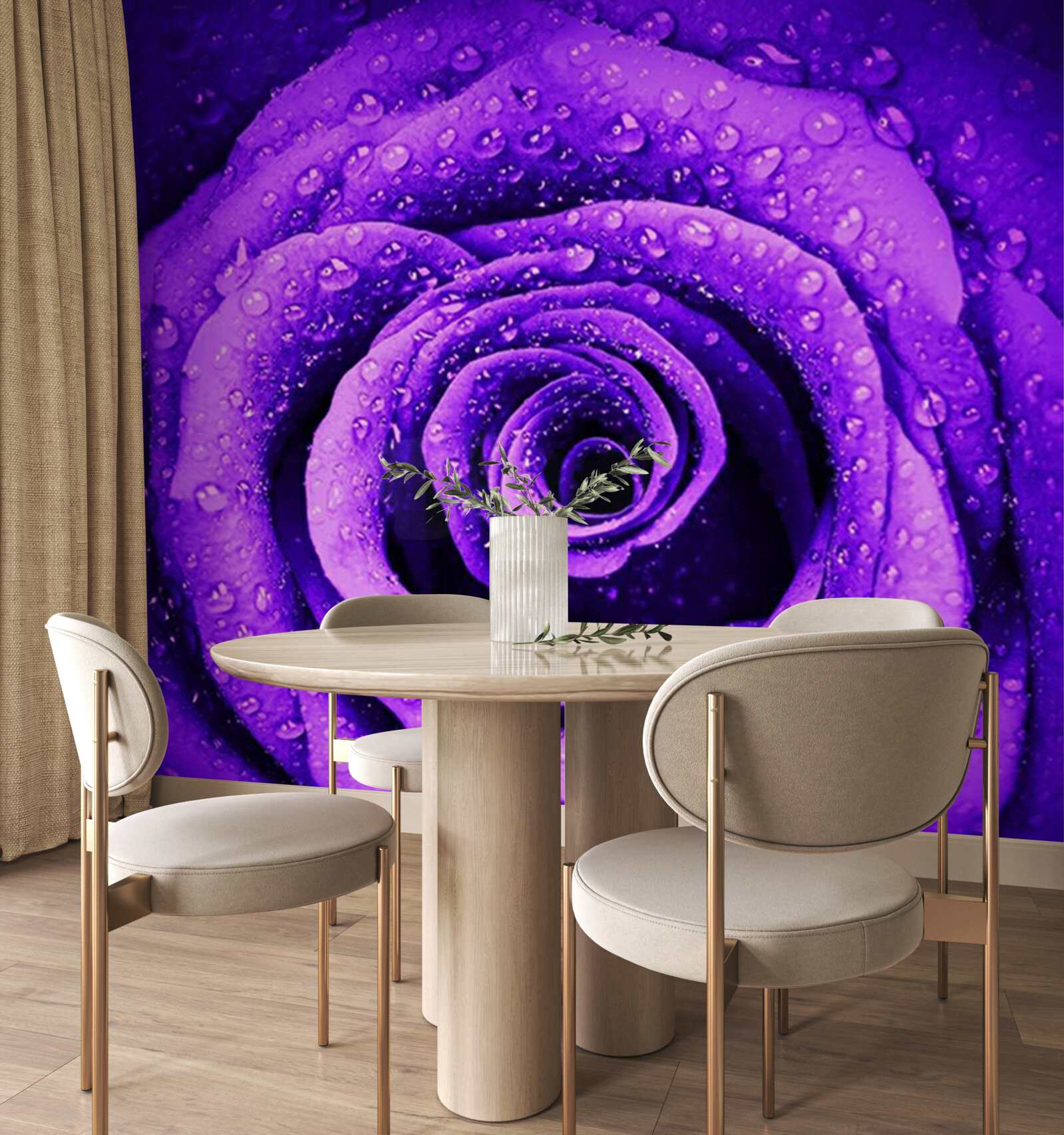 Papier peint vue rapprochée d'une rose pourpre couverte de gouttes de pluie