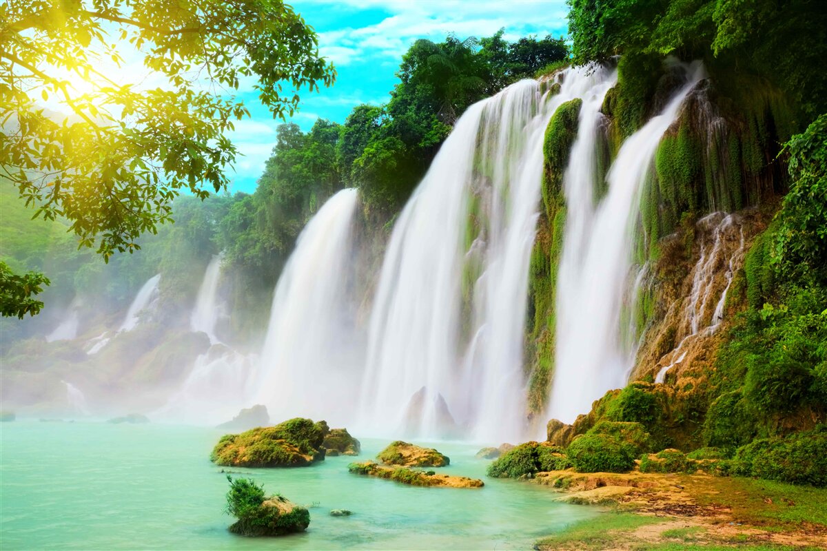 Papier peint bruyante chute d'eau scintillant au soleil