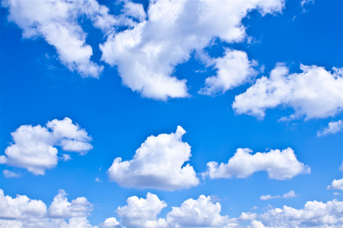 Papier peint nuages flottant dans le ciel bleu