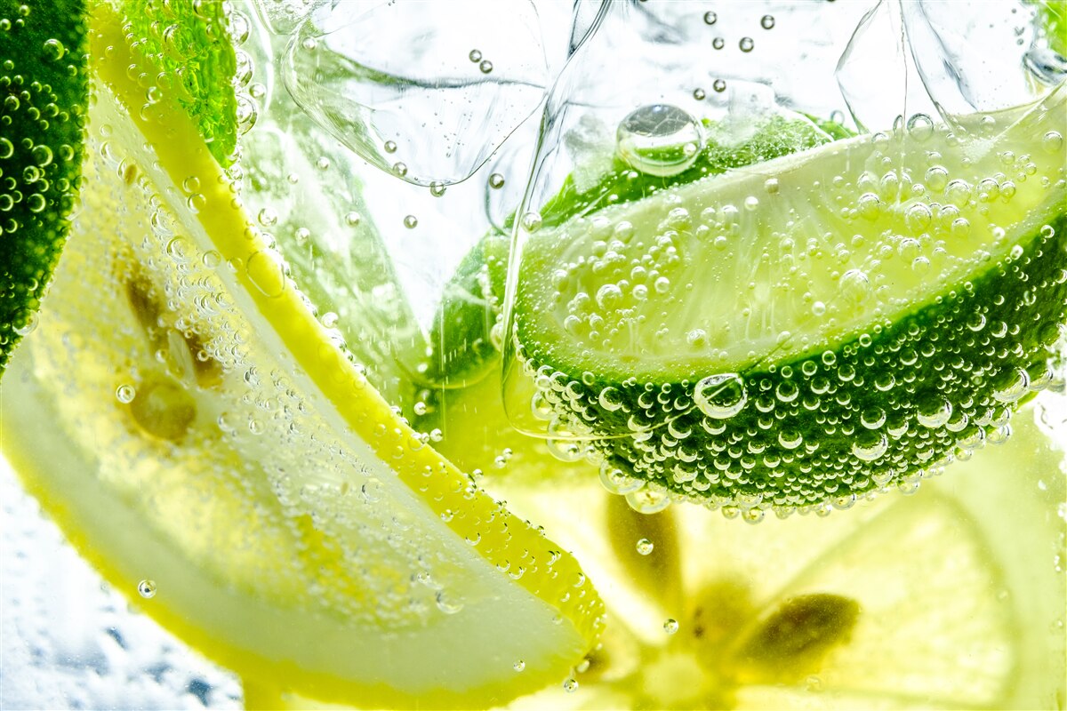 Papier peint tranches de citron et de lime dans un verre d'eau