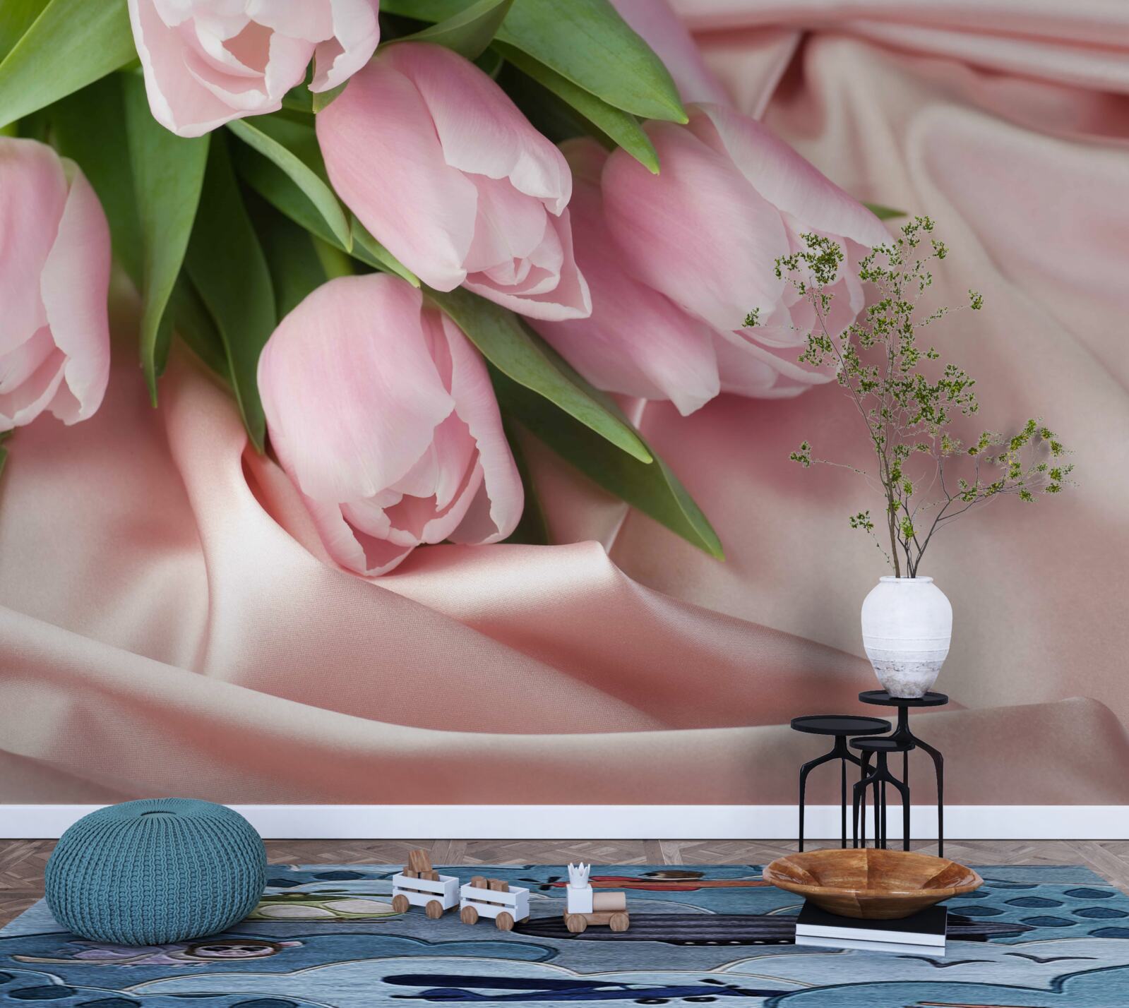 Papier peint soie décorée de délicates tulipes roses