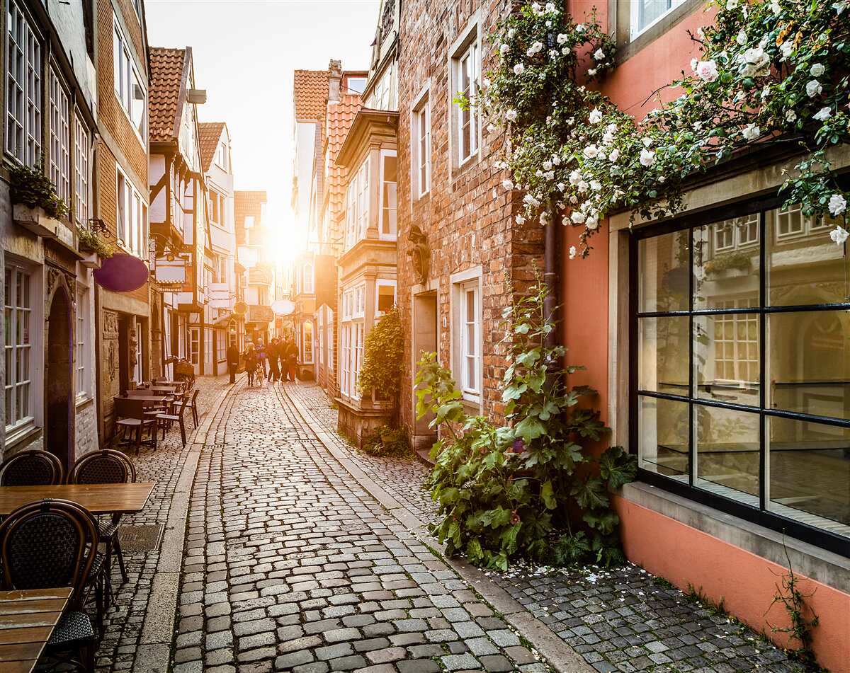 Papier peint lever de soleil pittoresque dans une ville ancienne