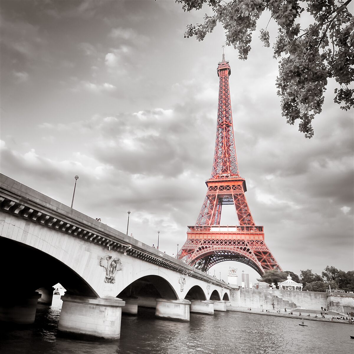Papier peint derrière l'ancien pont qui enjambe la rivière, on peut voir la tour Eiffel